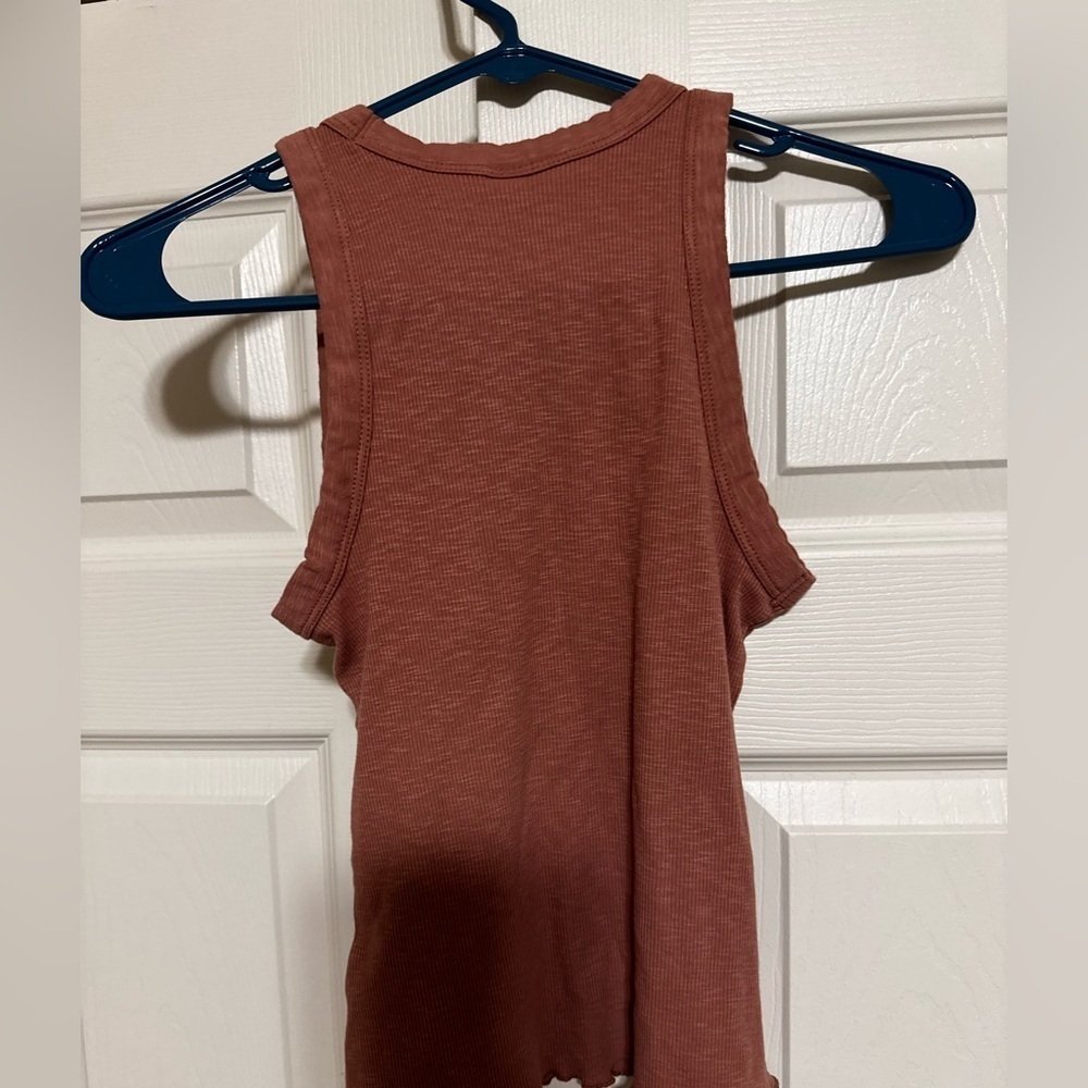 Old Navy Women’s crop tank top - Picture 2 of 2